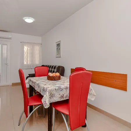 Family Friendly Seaside - 26984 Vir