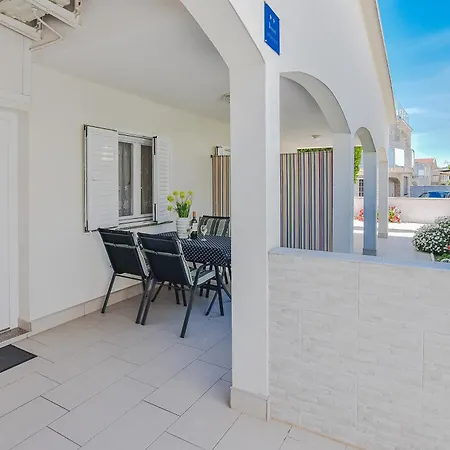 Family Friendly Seaside - 26984 Apartmán Vir